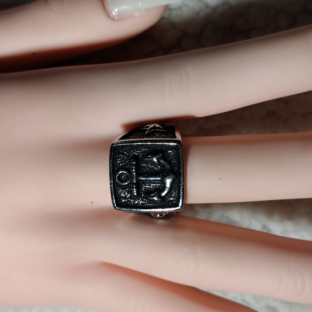 Size 6,Silver &Black metal alloy anchor ring.